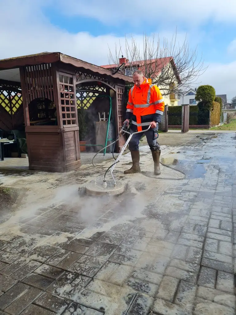 PanKostka podczas czyszczenia kostki