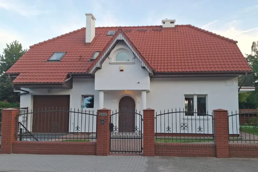 mycie ciśnieniowe elewacji w Trójmieście. Dom po umyciu elewacji