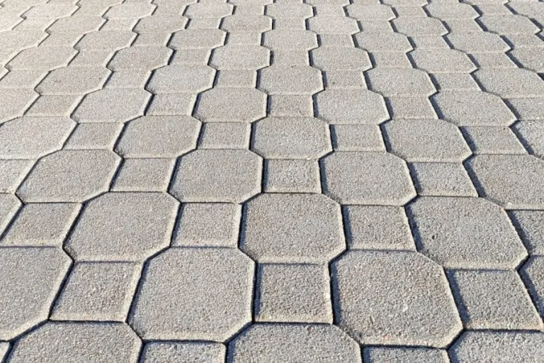 mycie ciśnieniowe kostki brukowej w Trójmieście. Na zdjęciu umyta kostka brukowa - wygląda jak nowa